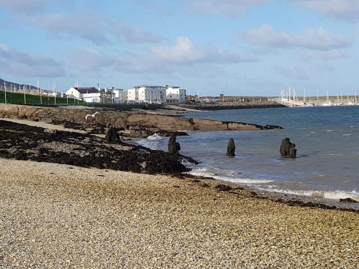 The Hut Wales - A Sea Front Inn Holyhead Exterior foto