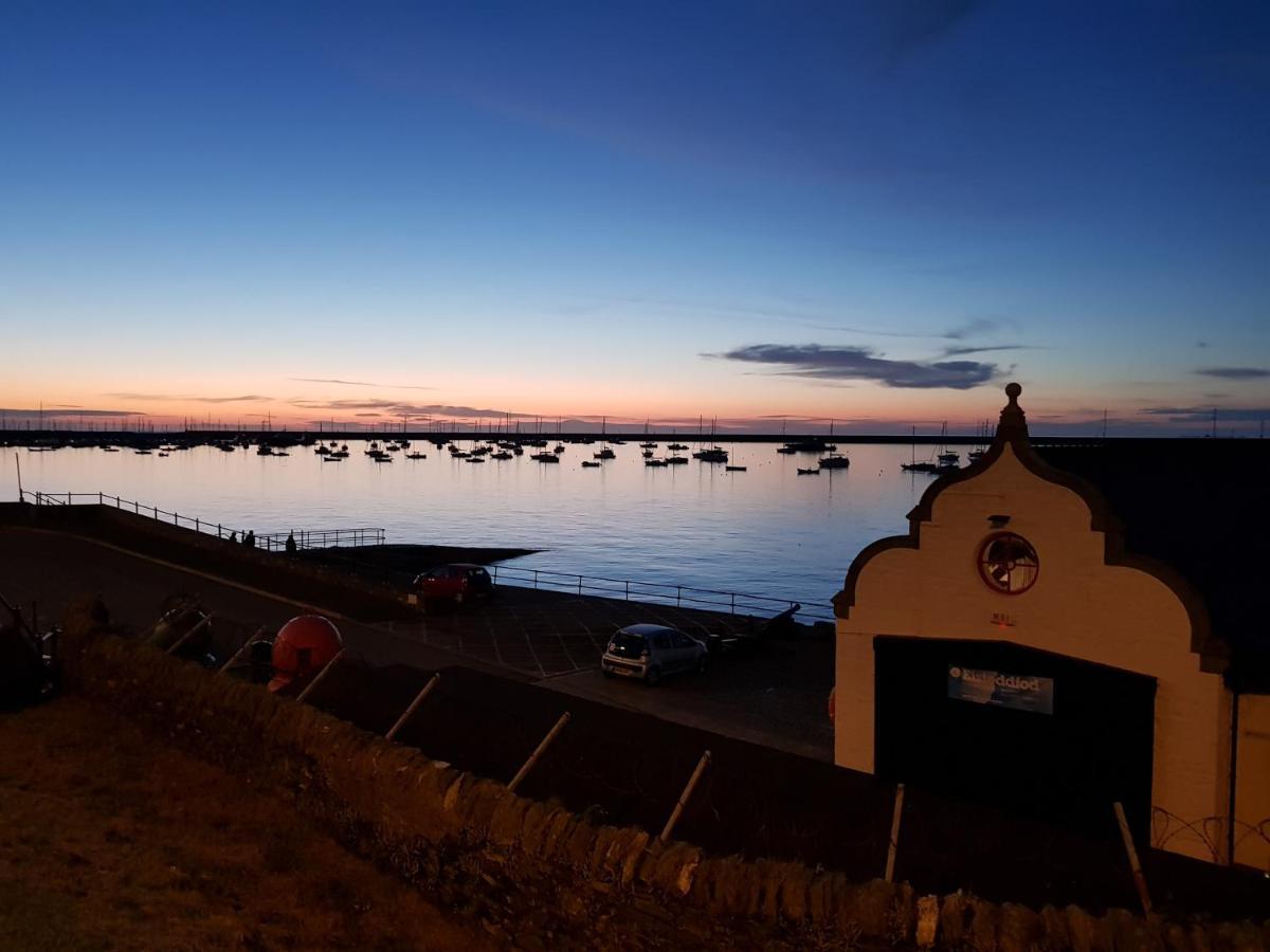 The Hut Wales - A Sea Front Inn Holyhead Exterior foto